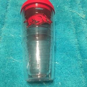 Arkansas Razorbacks Tervis 24 oz tumbler with lid.
